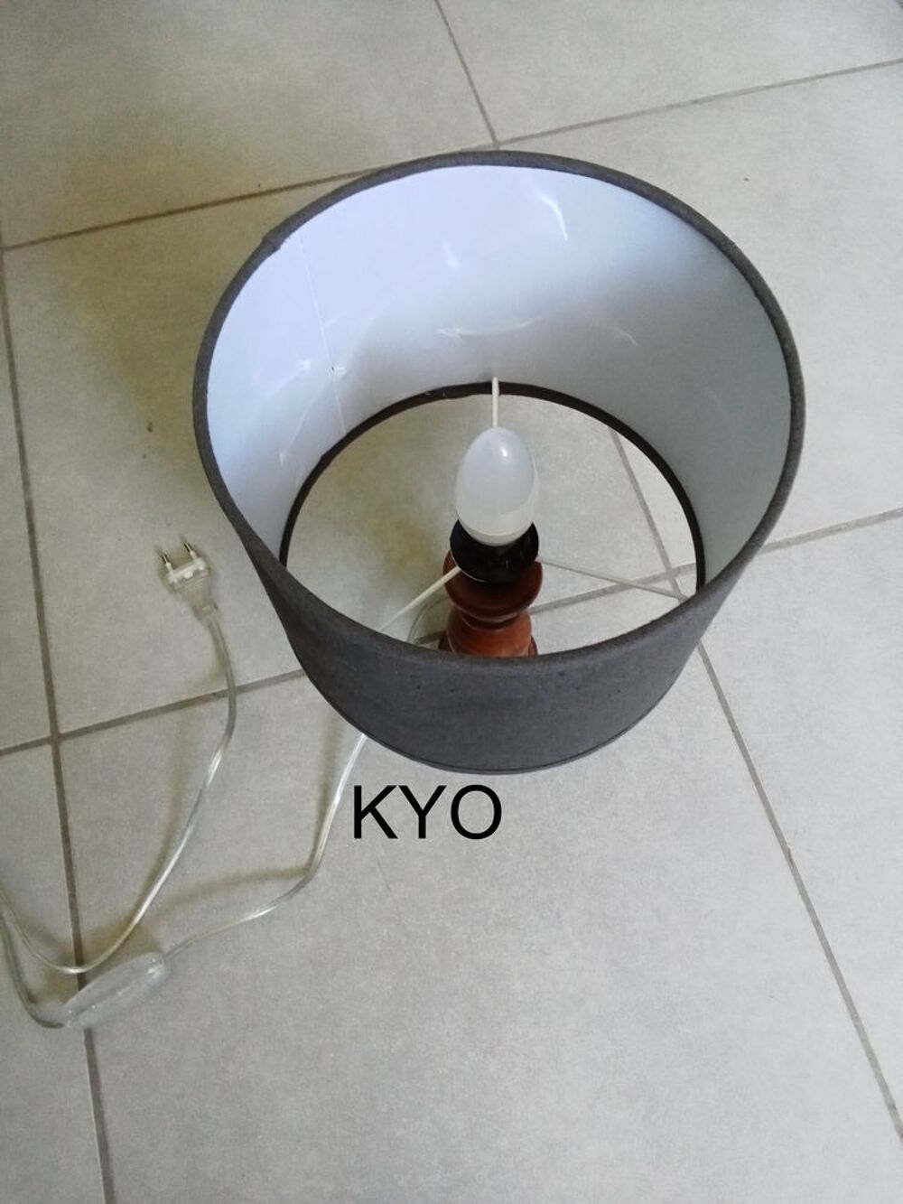 Lampe chevet rond tube bois &agrave; poser, abat-jour gris tissu Décoration