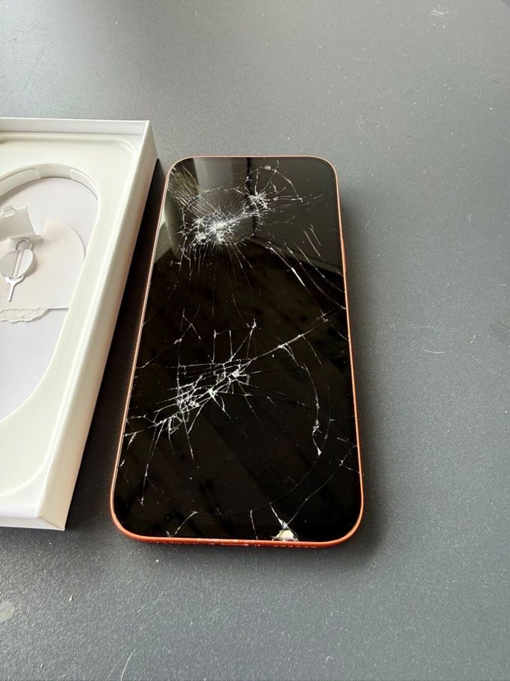 iPhone 17 pro Max &eacute;cran cass&eacute; Téléphones et tablettes