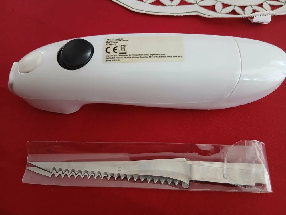  Trois couteaux fleuris + un couteau &eacute;lectrique neufs N&deg;1470 Electroménager