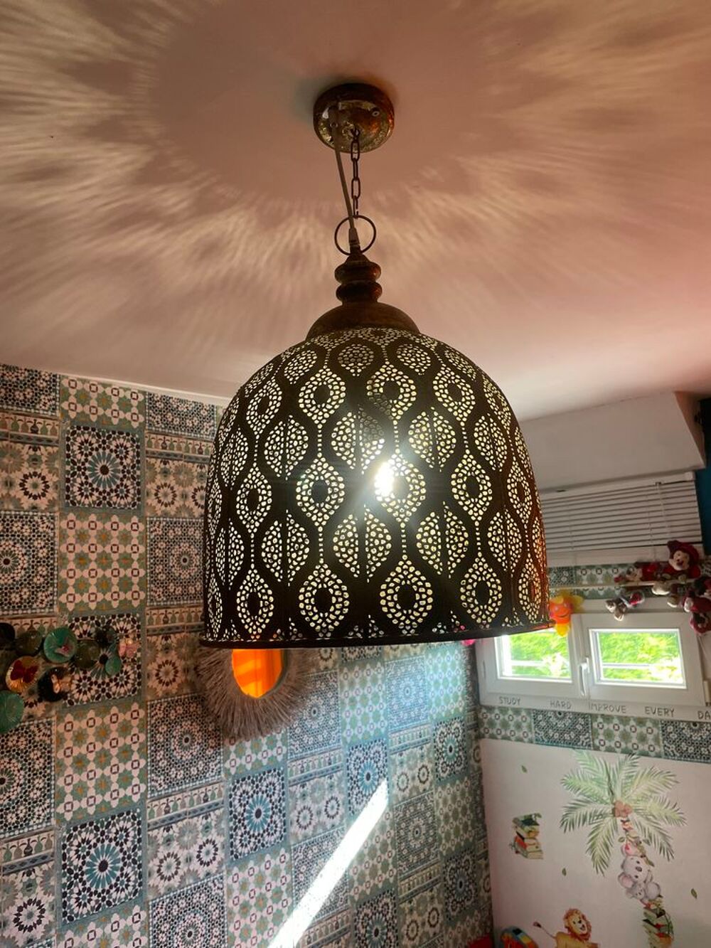Grand lustre avec motifs dor&eacute;s du magasin maisons du monde Décoration