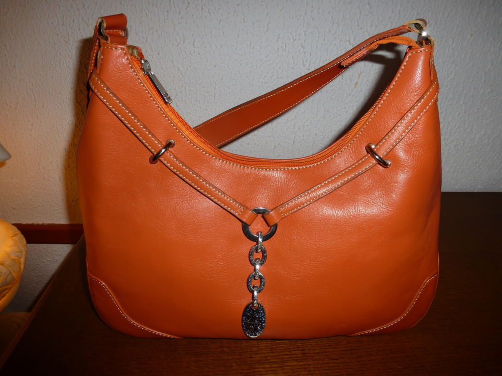 Sac &agrave; main couleur corail (voir orange) Maroquinerie