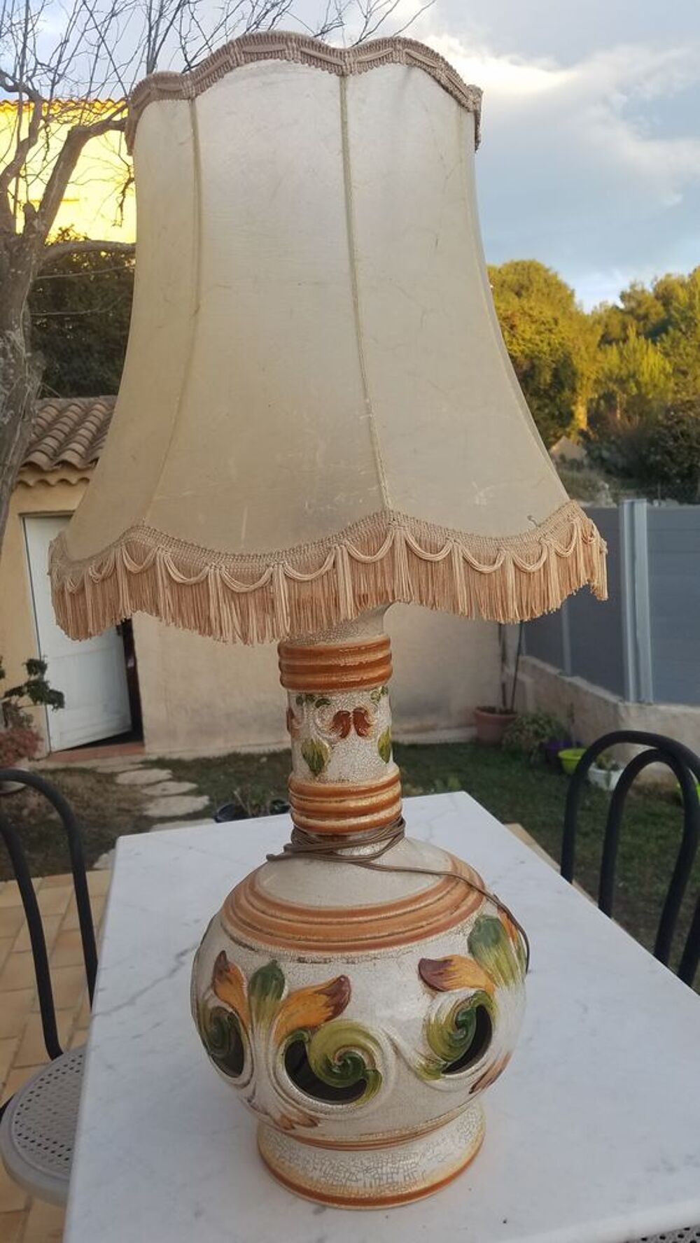 Lampe de salon &agrave; poser en fa&iuml;ence et abat jour en vessie de Décoration