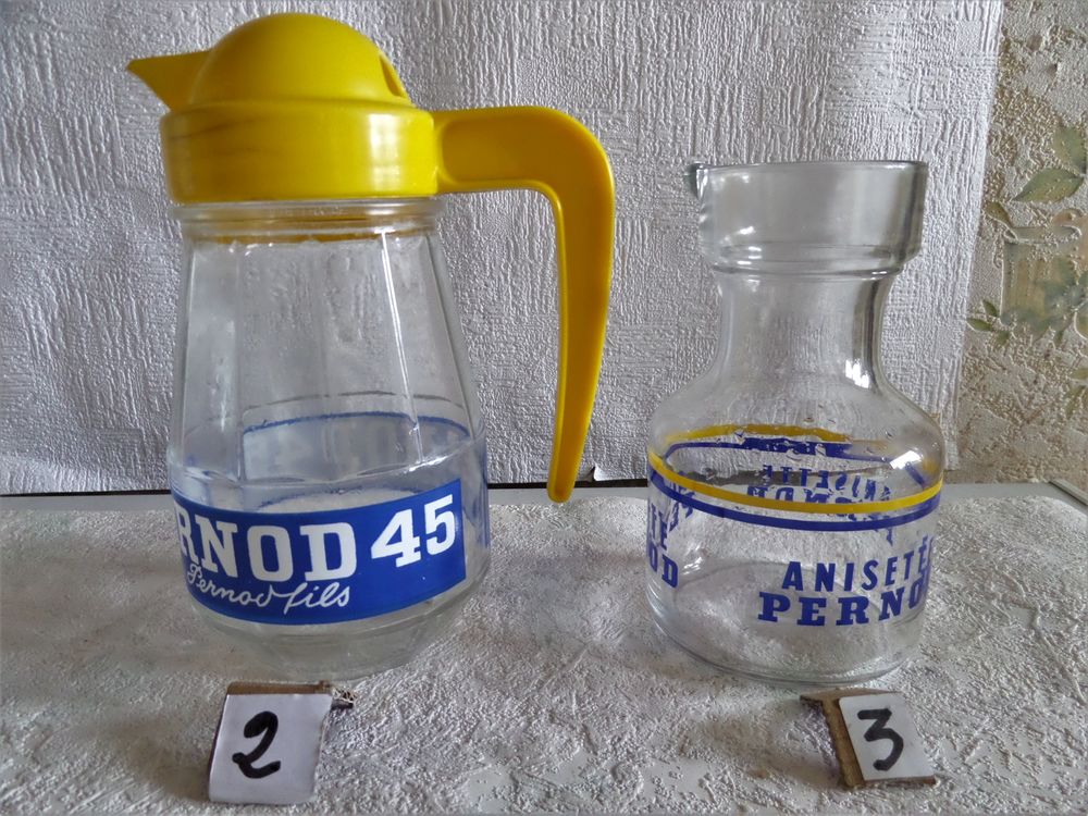 diff&eacute;rentes carafes en verre de PERNOD 