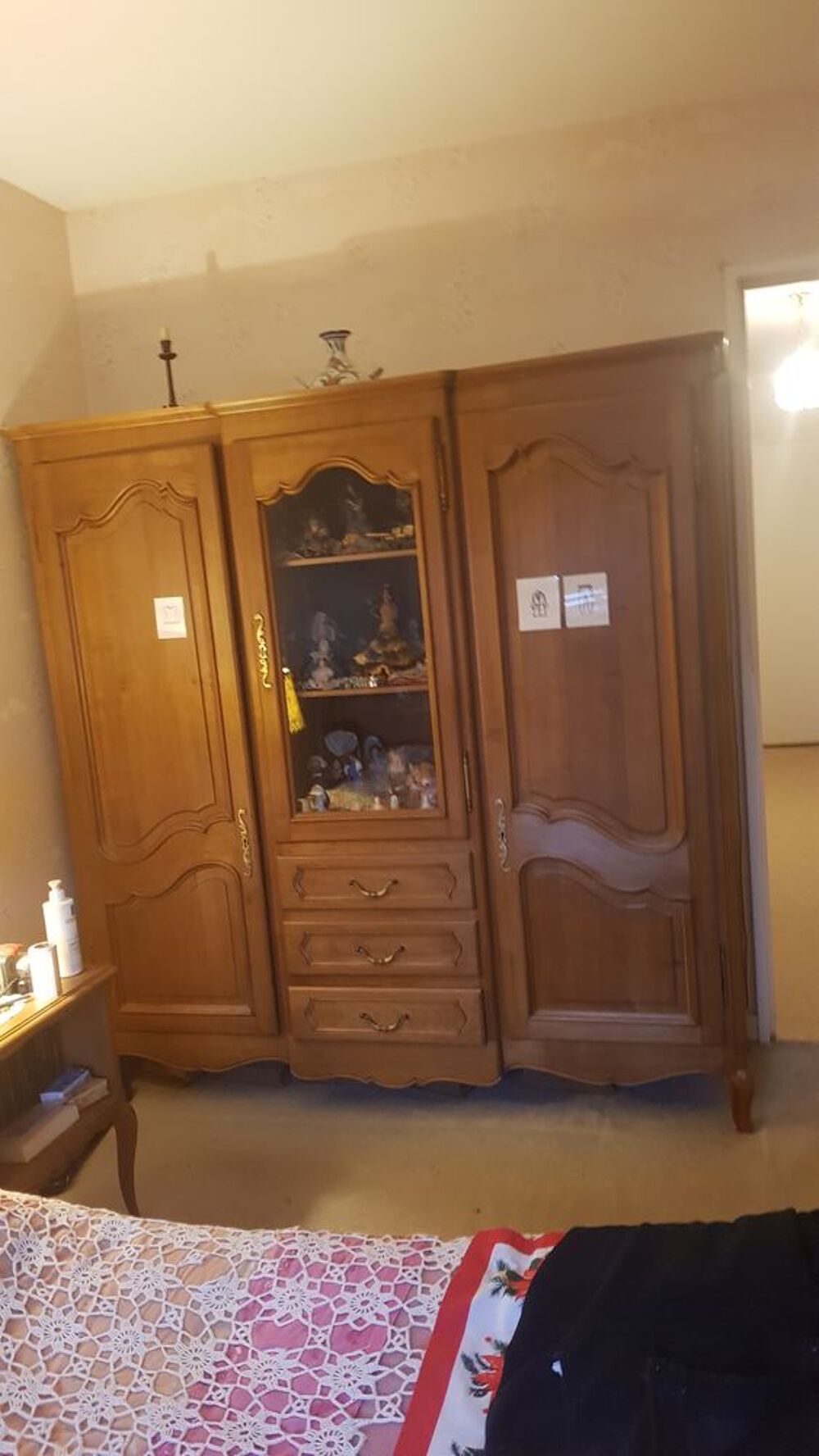chambre en meurisier( bois clair). Meubles