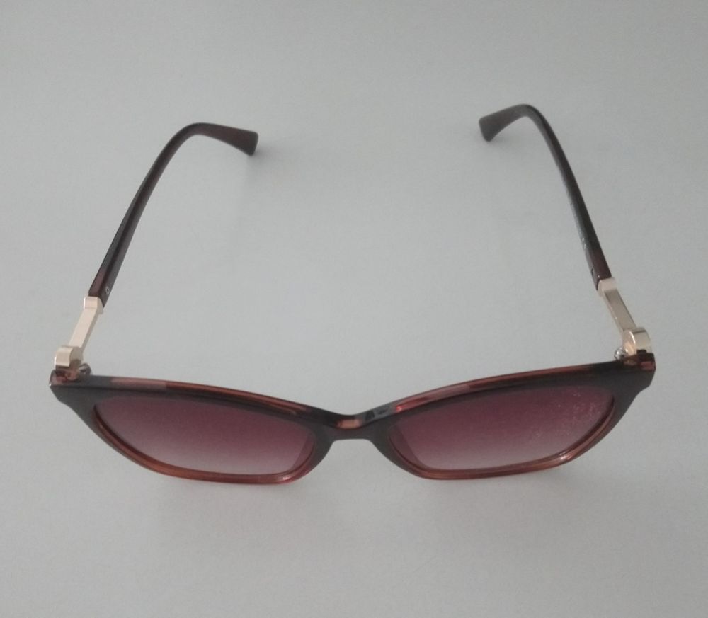 3 paires de lunettes de soleil Bijoux et montres