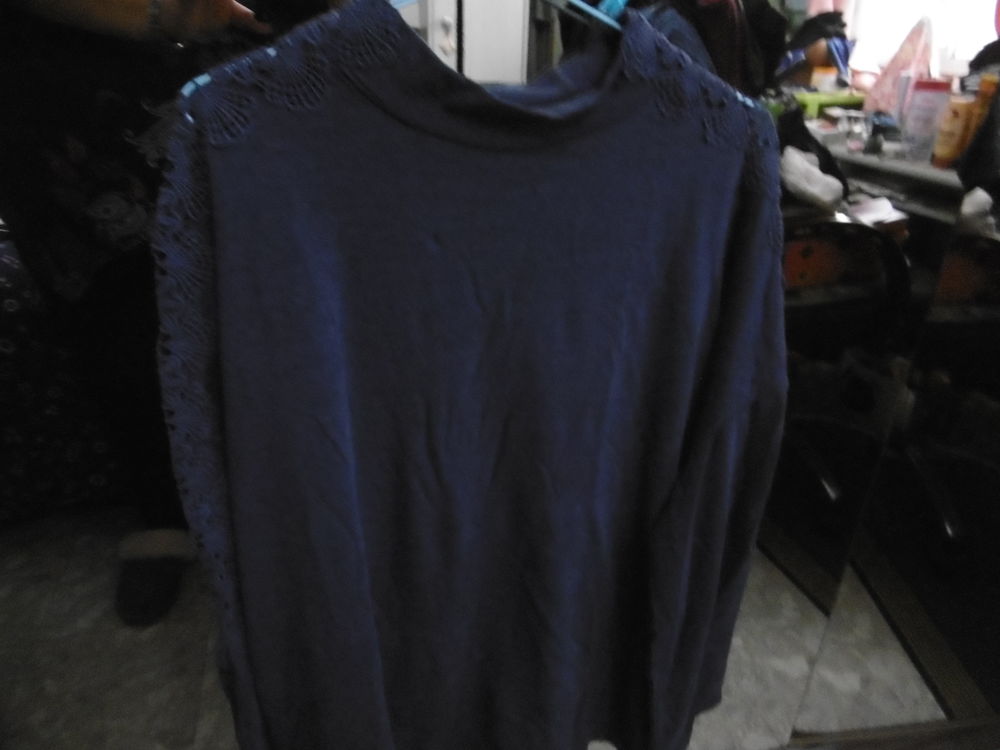 Polo bleu manches longues dentelle, neuf Vêtements