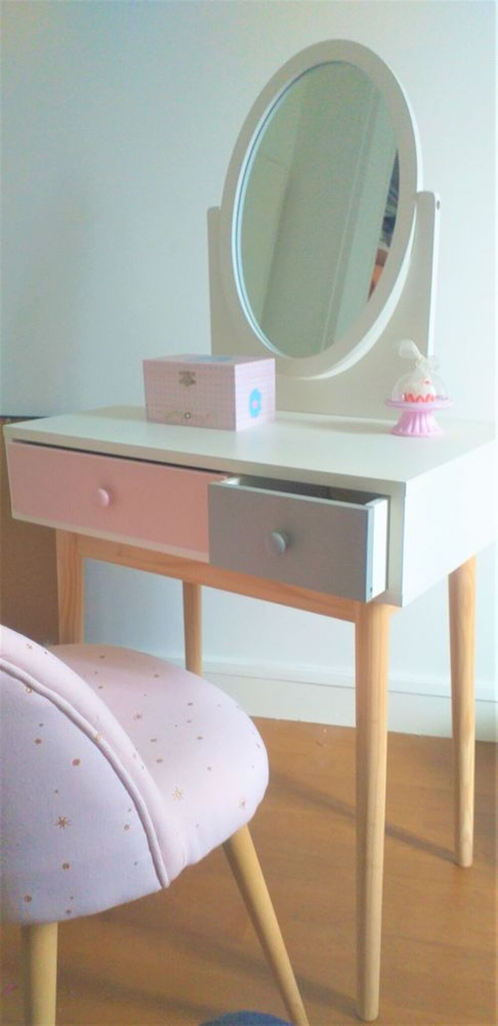 Coiffeuse pour enfants quasi neuf et sa chaise Mobilier enfants