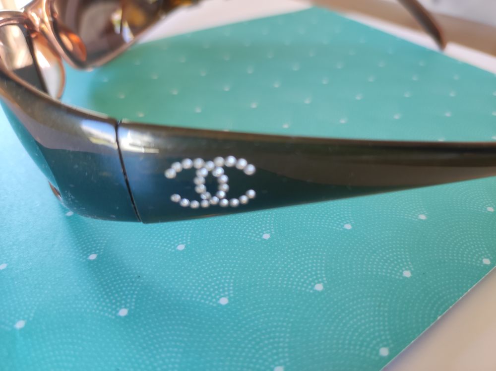 Magnifique paire de lunettes Vintage 
Chanel avec strass 