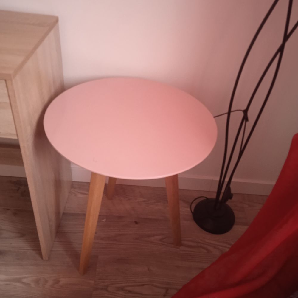Petite table rose pieds bois diam&egrave;tre 50 hauteur 58 bout de Meubles