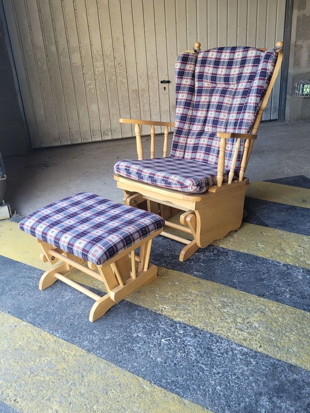1 fauteuil Roking-Chair avec repose pieds Meubles