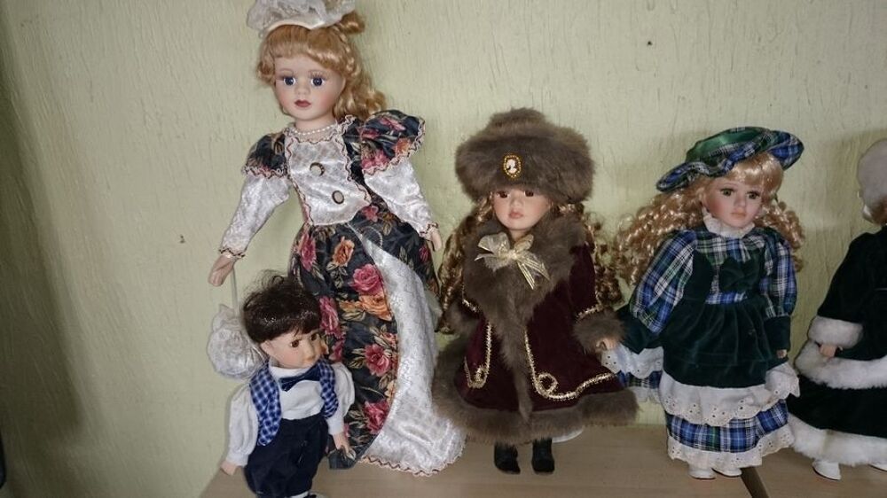 lot de 8 poup&eacute;es de porcelaine ancienne 