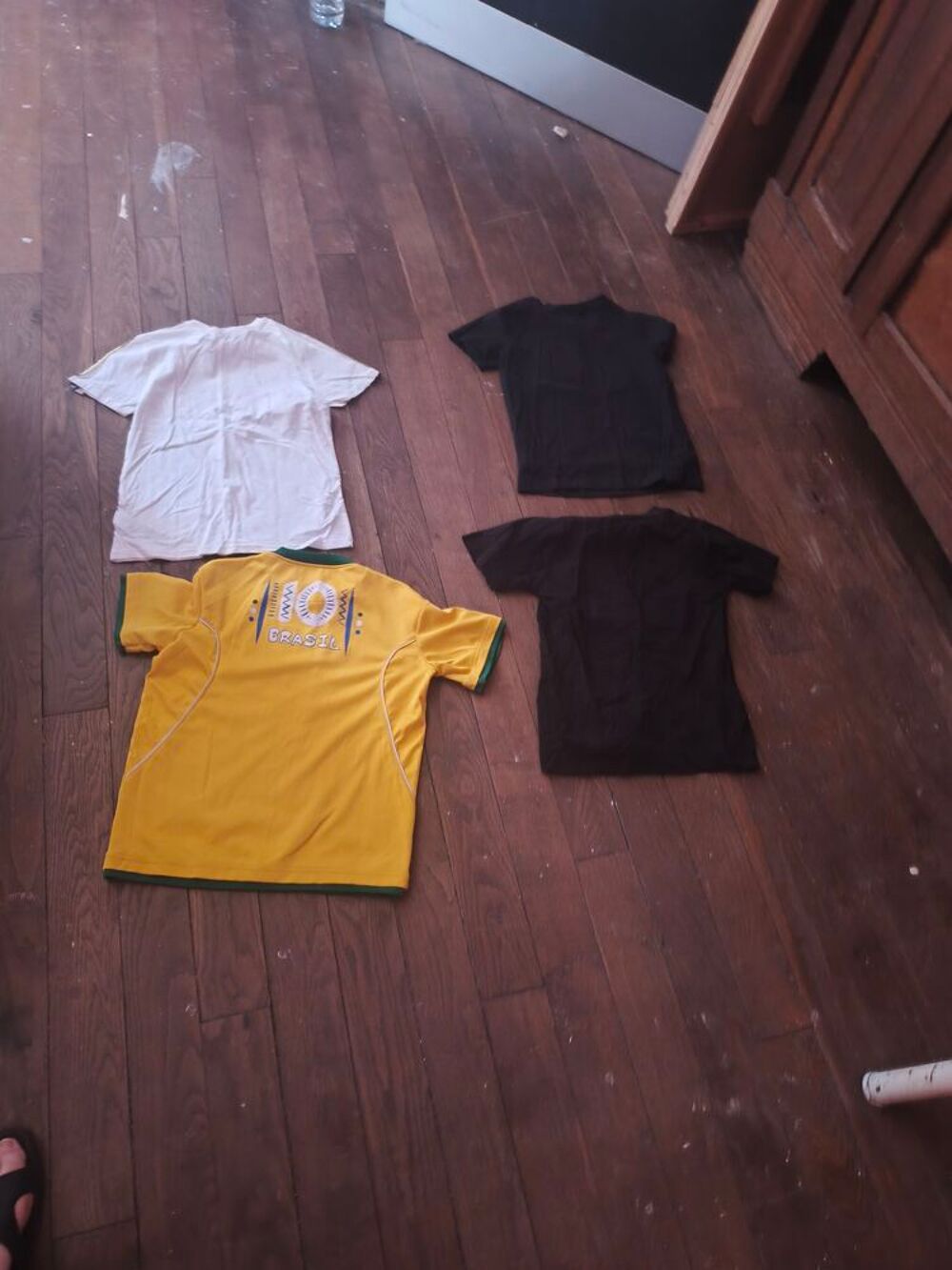 8€ cinq shirt short manche courte 
Taille 12 ans Vêtements enfants