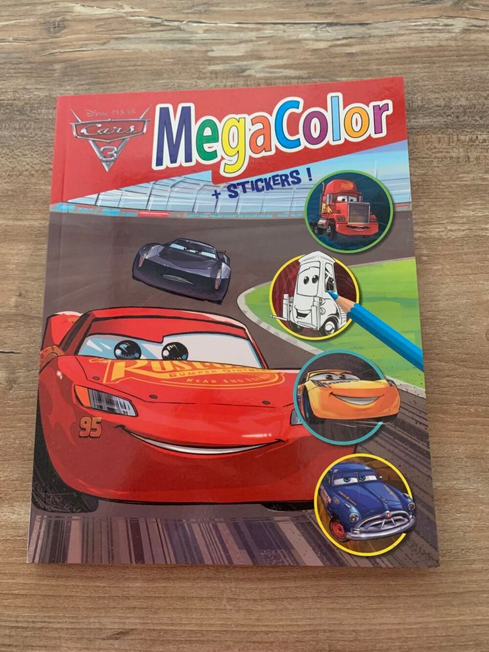 Livre &agrave; colorier + autocollants " Cars " Jeux / jouets