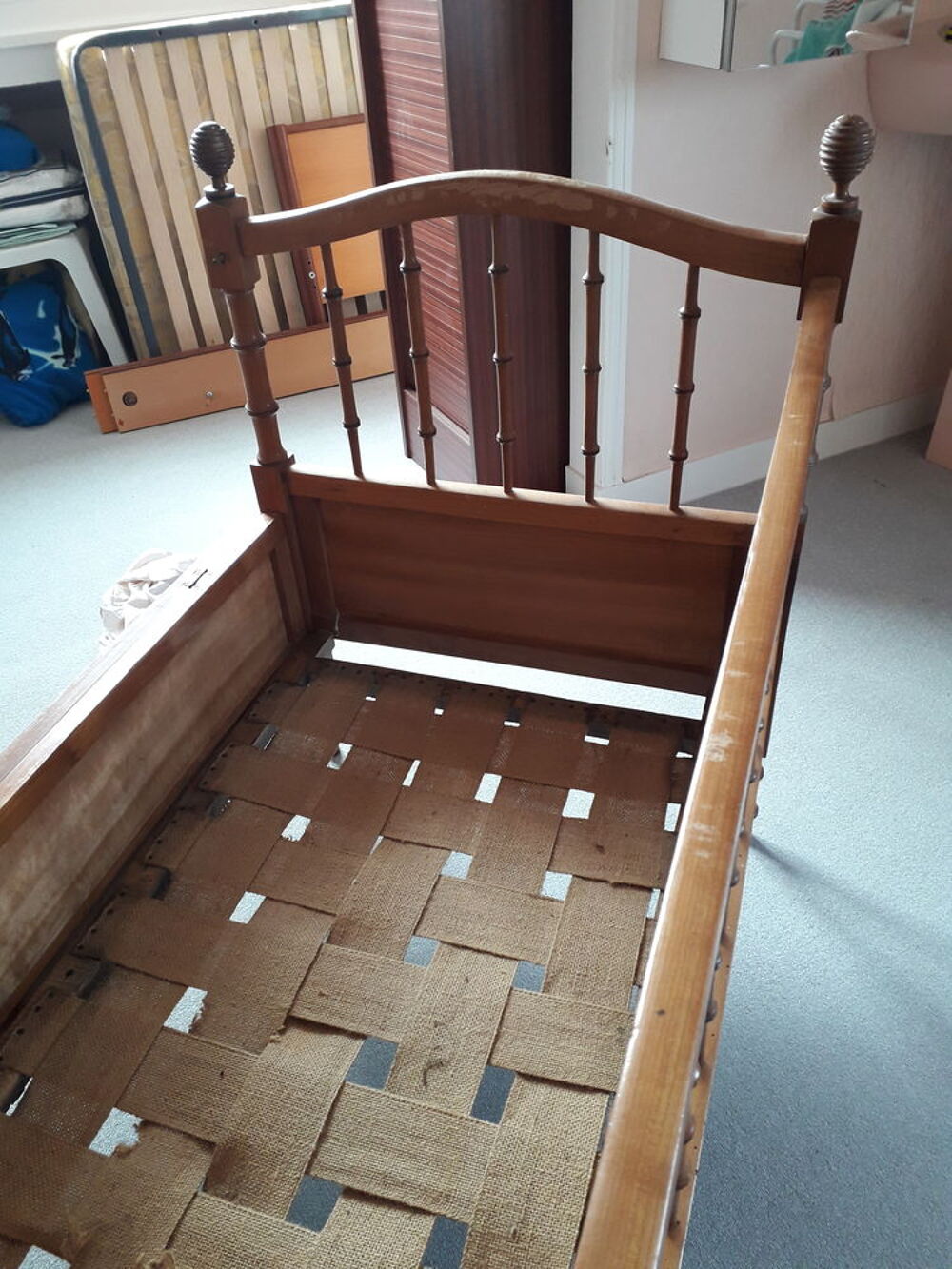 Tr&egrave;s joli lit b&eacute;b&eacute; en bois Meubles
