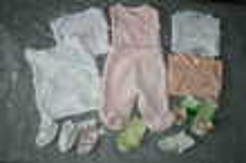 Lot 7 pi&egrave;ces (pantalon Kiabi 6 bodies 1 mois fille + chausso Vêtements enfants