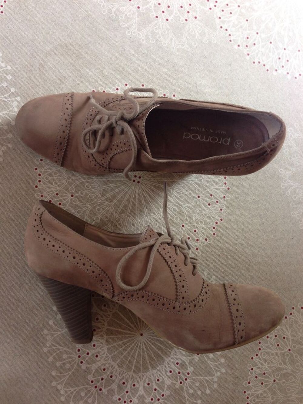 Chaussures cuir &agrave; lacets couleur taupe, P= 39 Chaussures