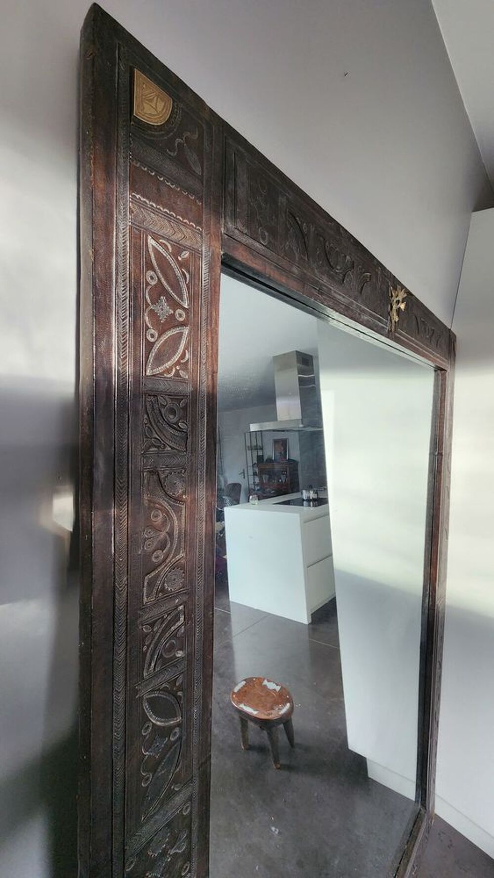 Grand miroir Touareg bois &amp; cuir emboss&eacute; Meubles