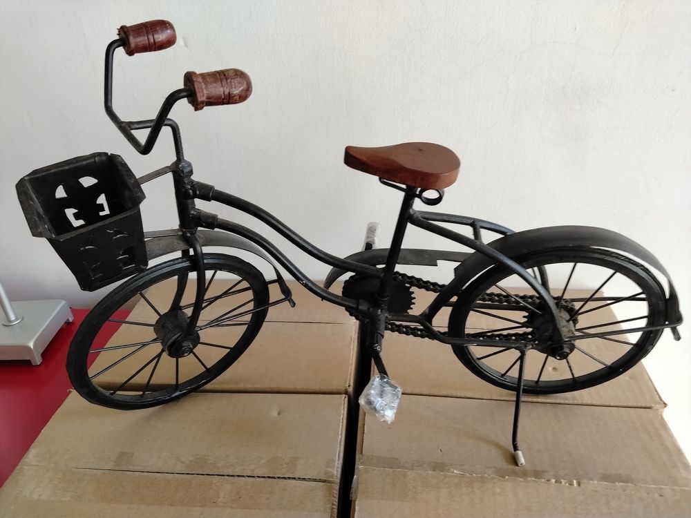 Petit v&eacute;lo en m&eacute;tal bon &eacute;tat Jeux / jouets