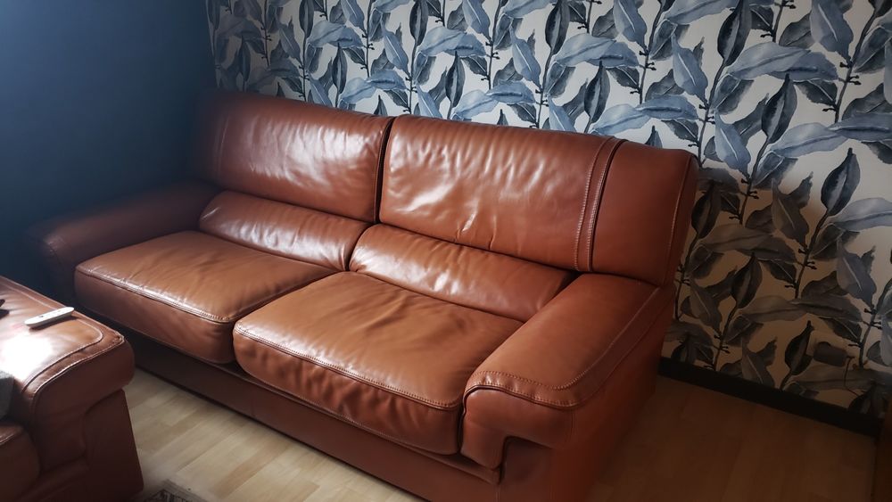 Canap&eacute; et 2 fauteuils en cuir. Meubles