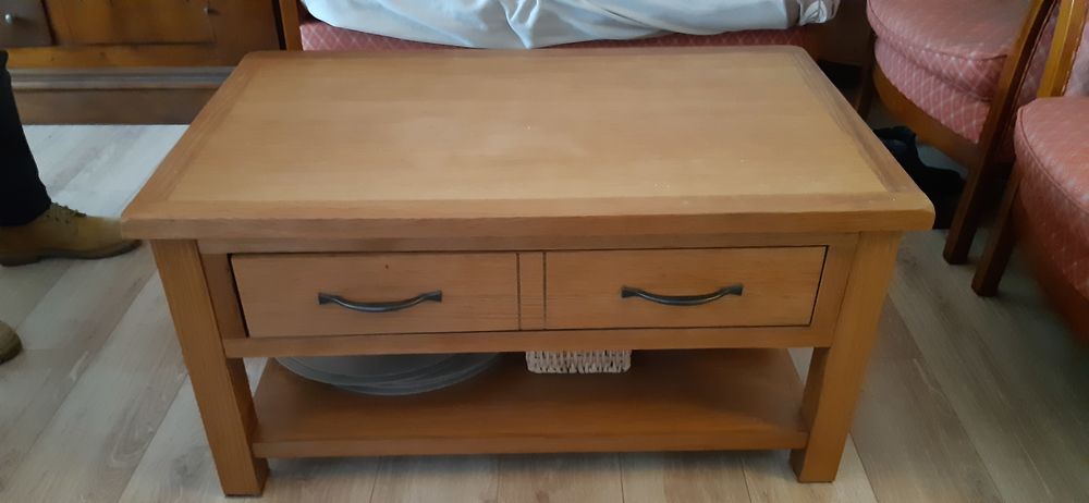Table basse en ch&ecirc;ne massif en tr&egrave;s bon &eacute;tat avec tiroir 
Meubles