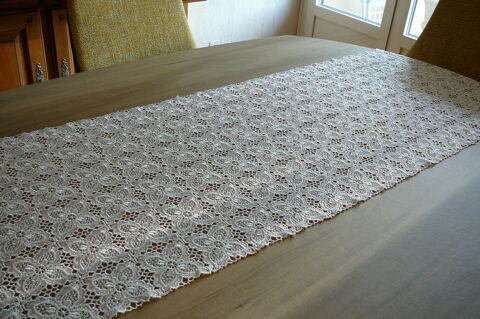 CHEMIN DE TABLE DENTELLE (160 x 50 cm) ETAT NEUF Angers (49)
