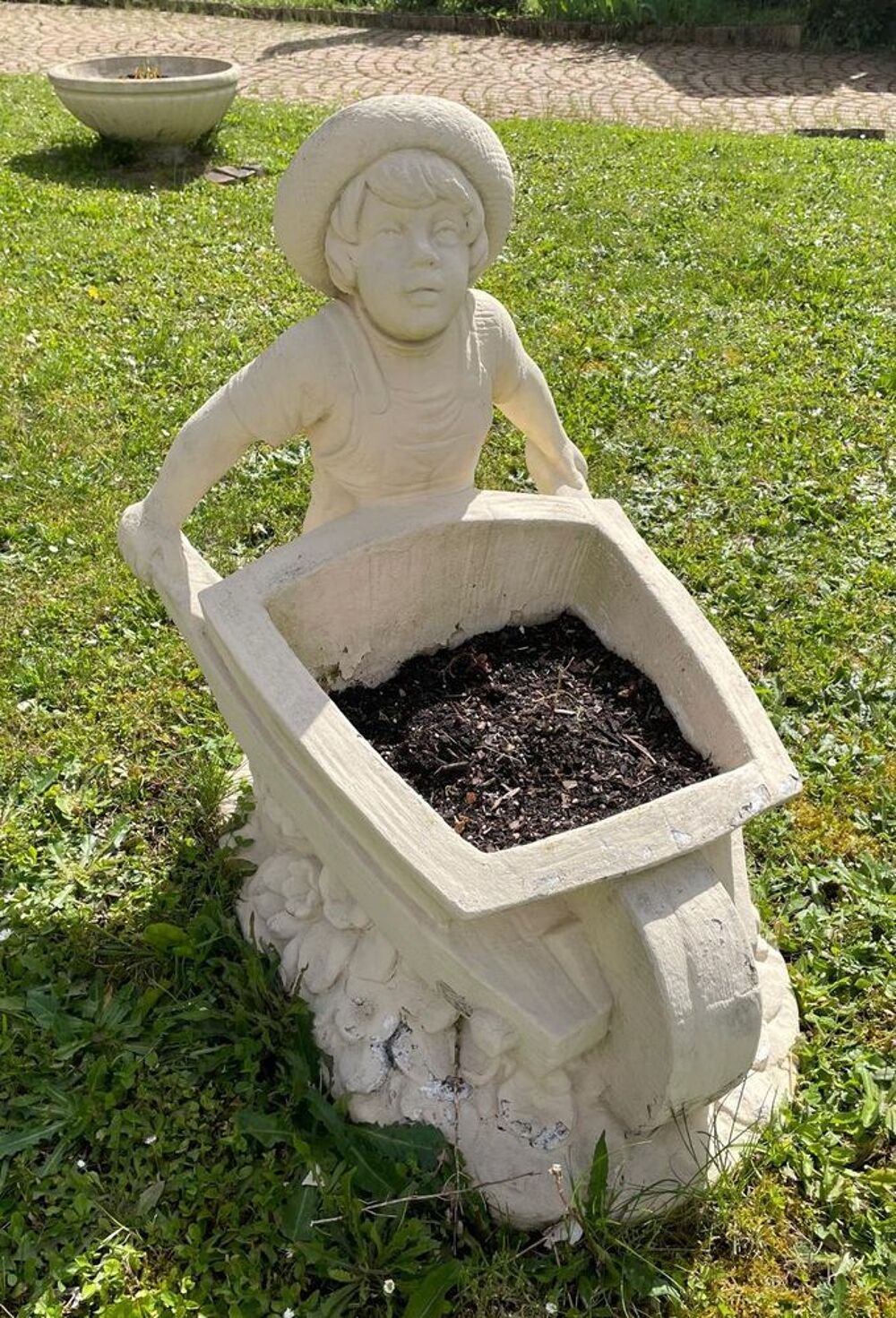 Enfant &agrave; la brouette en pierre, d&eacute;coration pour jardin Jardin