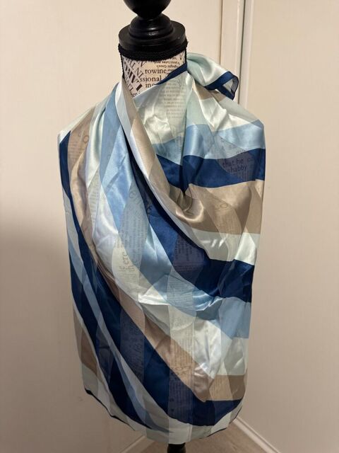 ?? Foulard Givenchy ? Soie imprimé géométrique bleu
Précy-sur-Oise (60)
