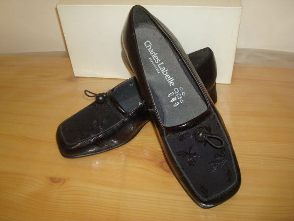 Mocassins vernis noir
Chaussures
