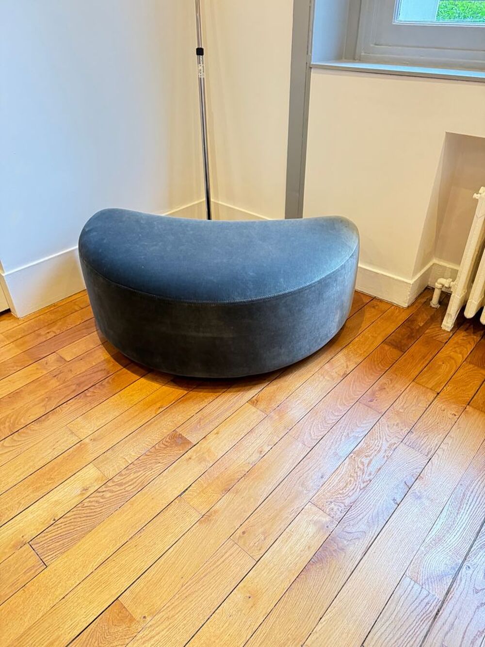 Fauteuil et pouf Pierre Paulin Elys&eacute;e bleus Meubles