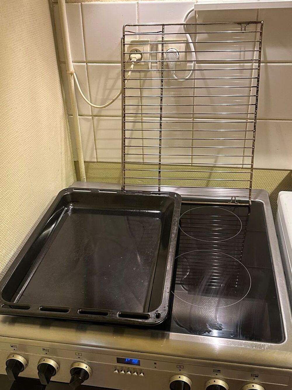 Cuisini&egrave;re induction 4 foyers chaleur tournante - bon &eacute;tat. Electroménager