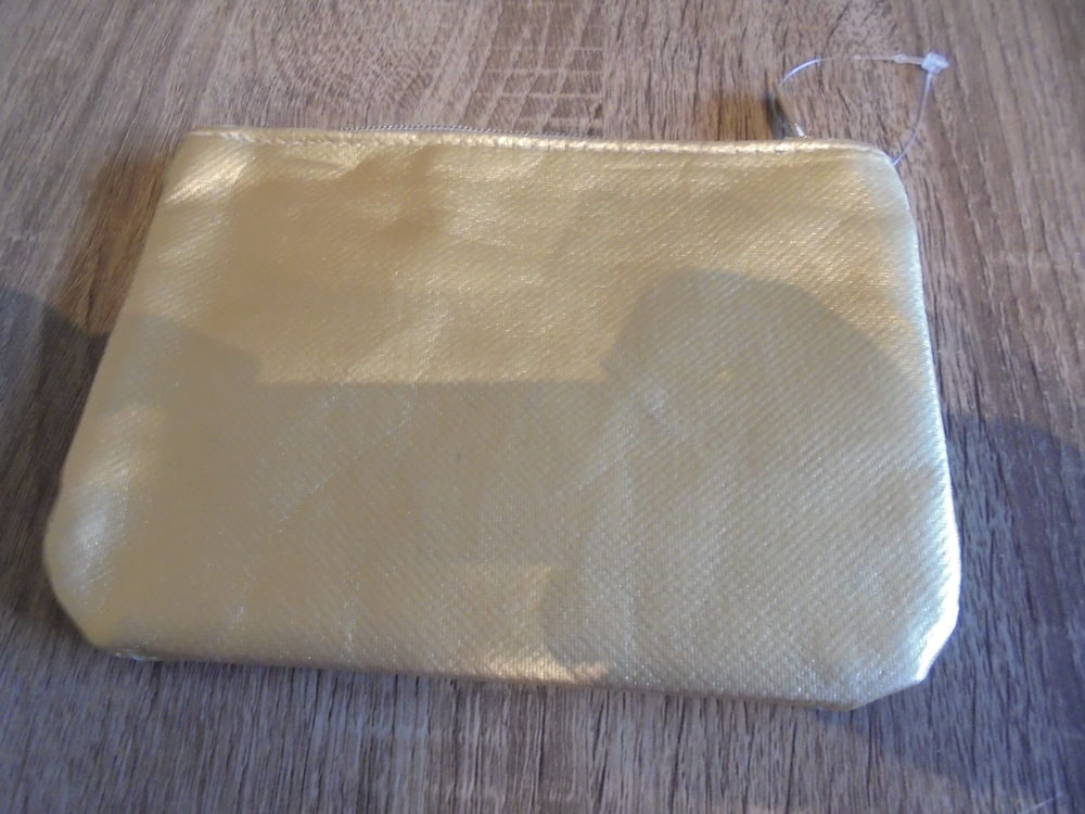 Petite pochette dor&eacute;e (39) Maroquinerie