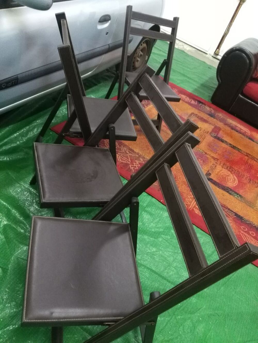 Bonjour .
canap&eacute; d'angle , plus 4 chaises plus tapis Meubles