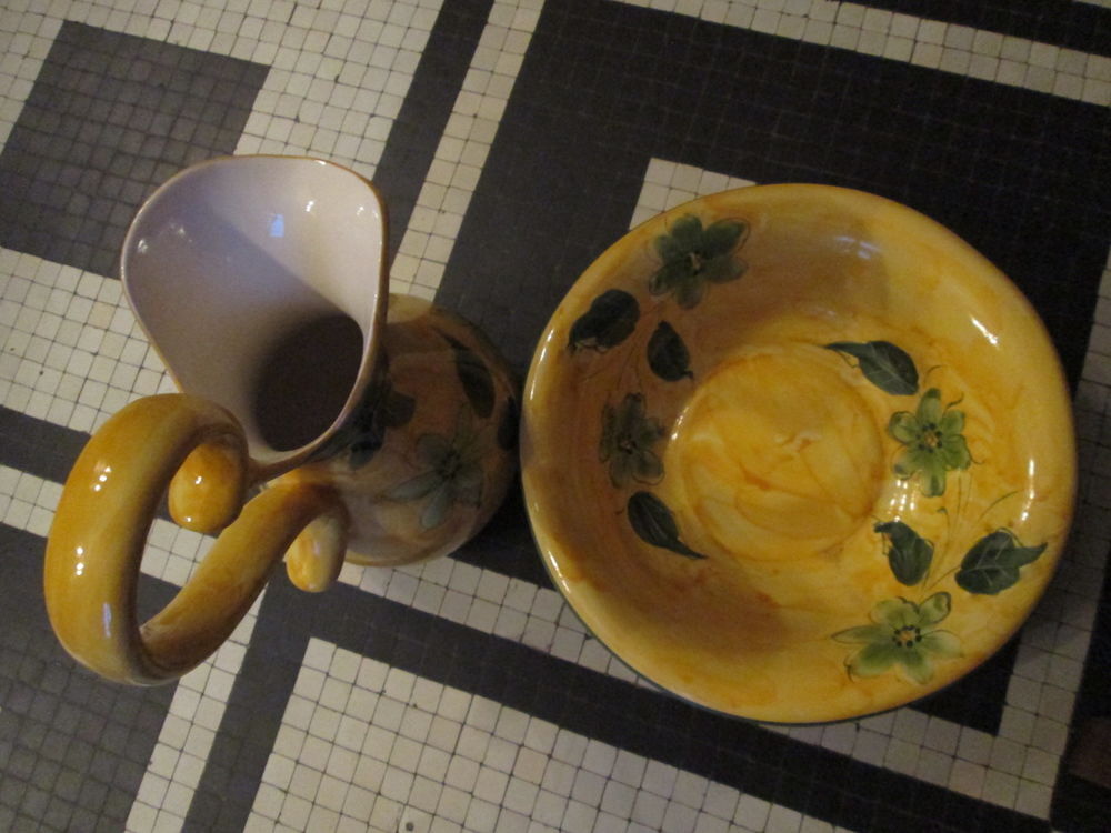 Broc et cuvette en faience, motifs de fleurs et feuilles Décoration
