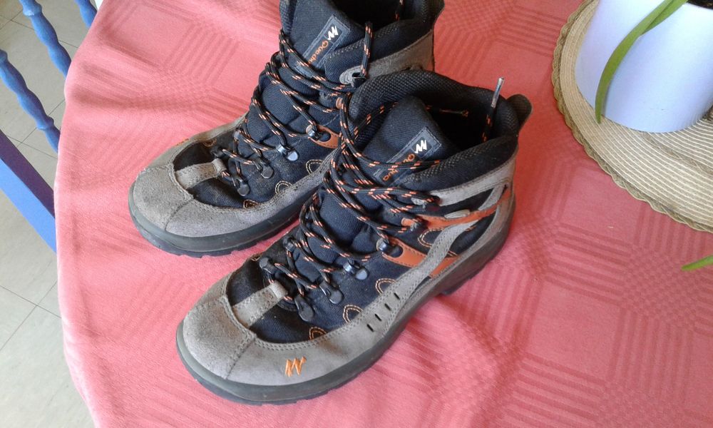Chaussures de randonn&eacute;e taille 41. Chaussures