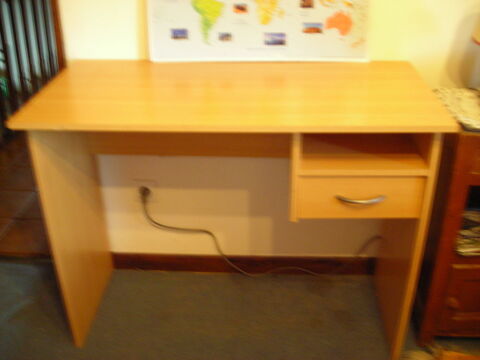 2  bureaux d' �colier 65 Avressieux (73)