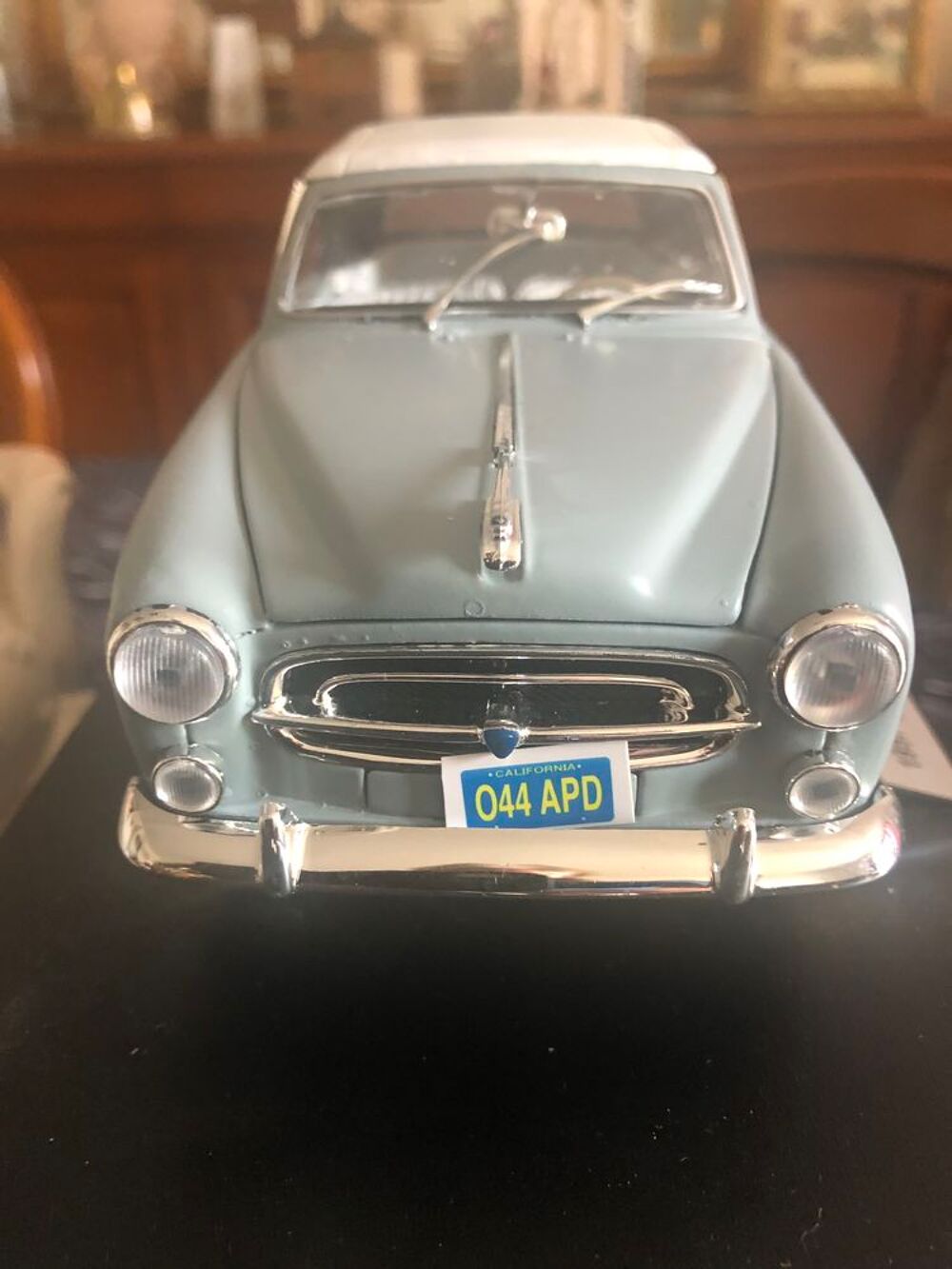 Jolie Peugeot 403 cabriolet marque Welly Columbo 