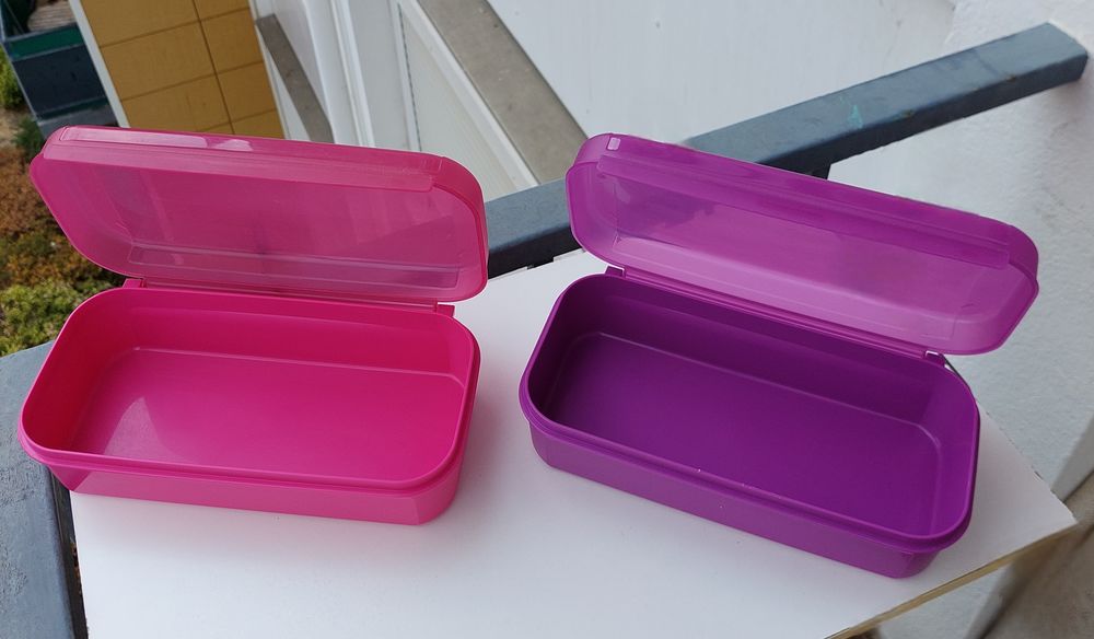3 bo&icirc;tes dont 2 TUPPERWARES + 1 verseuse Cuisine
