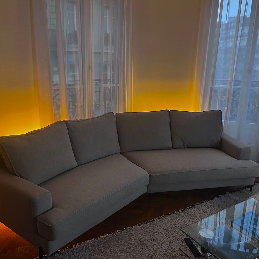 Canap&eacute; beige 4 places de l enseigne Miliboo Meubles