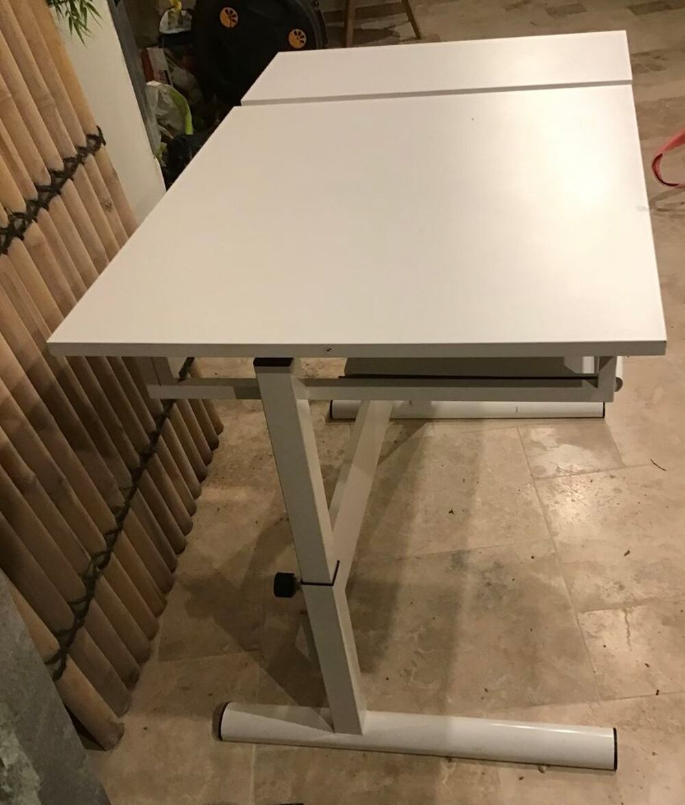 bureau hauteur r&eacute;glable larg 110 x 68 pieds m&eacute;tal plateau bois valeur 110€ vendu 50€ Meubles