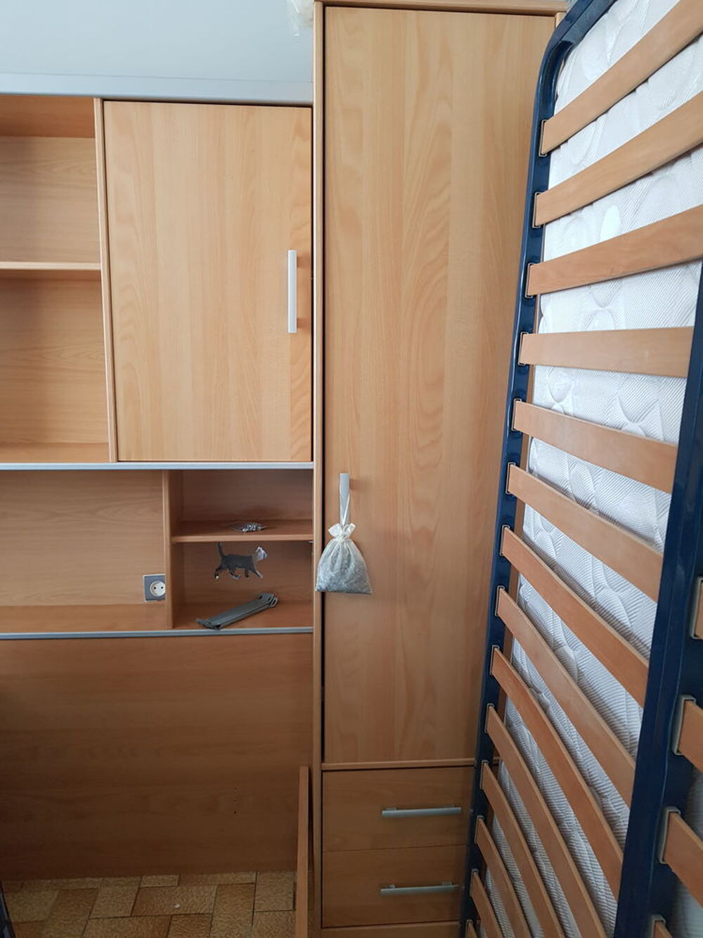 Lit combin&eacute; : meuble pont (armoire) + matelas et sommier Meubles