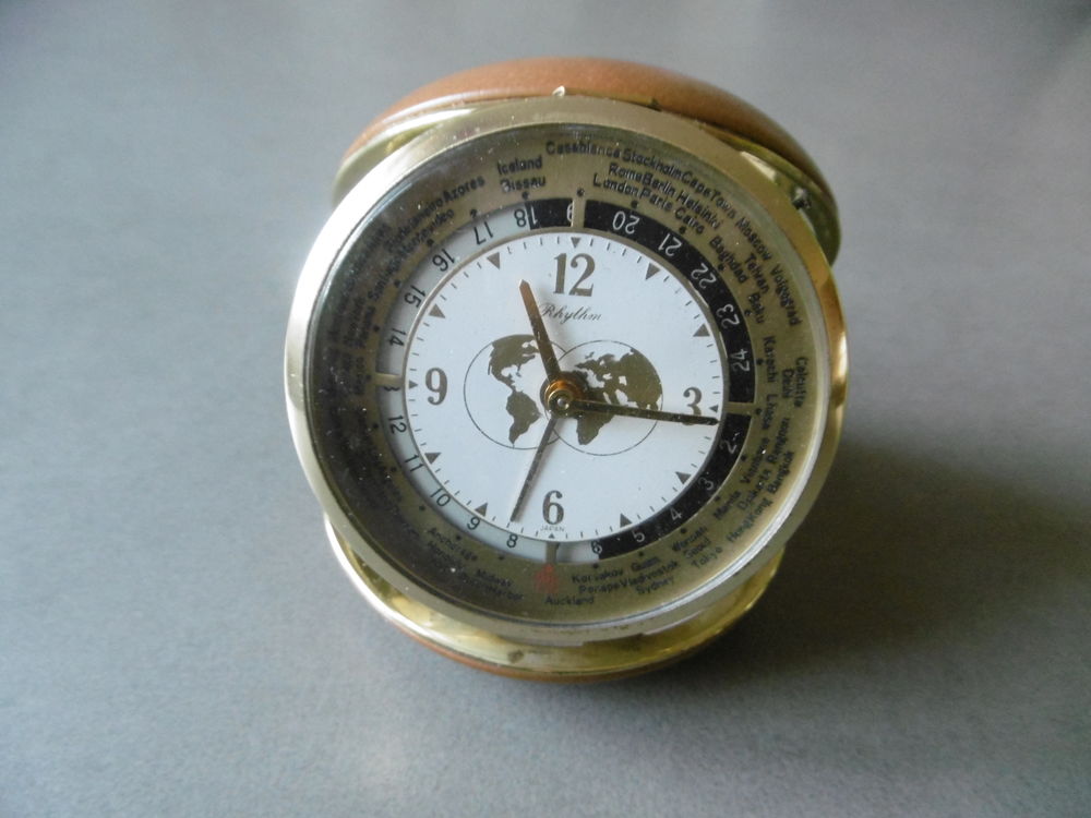 R&eacute;veil de voyage RYTHM Japan avec fuseaux horaires Bijoux et montres