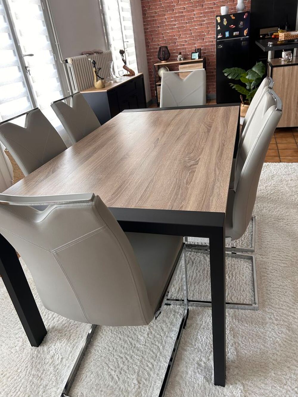 Table &agrave; manger avec 6 chaises grises Meubles