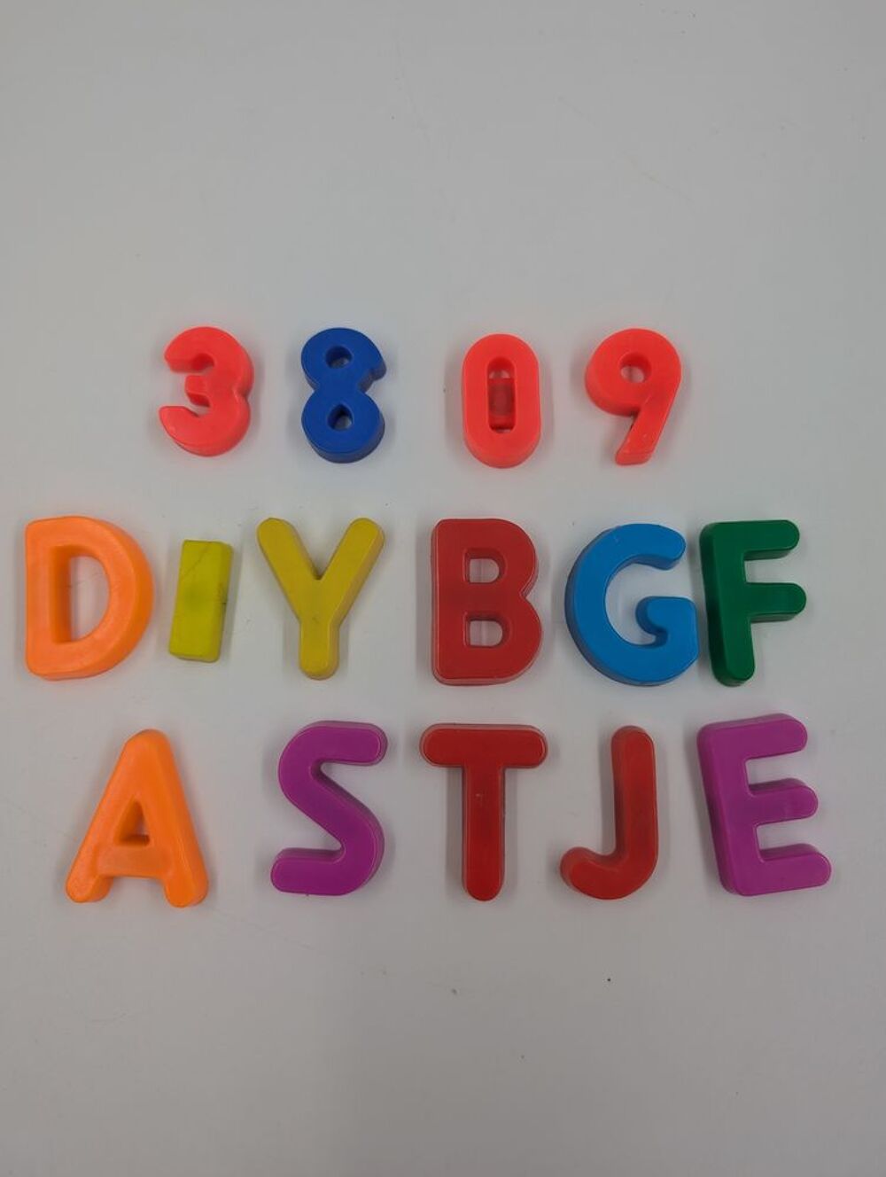 Lot de petites lettres multicolores et chiffres aimant&eacute;s Jeux / jouets