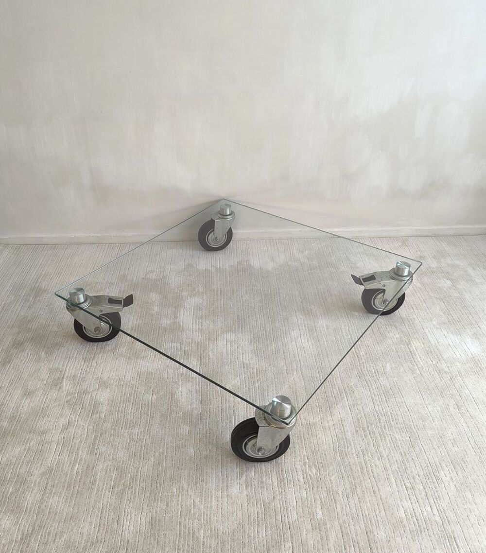 Belle table basse design en verre &agrave; roulettes Meubles