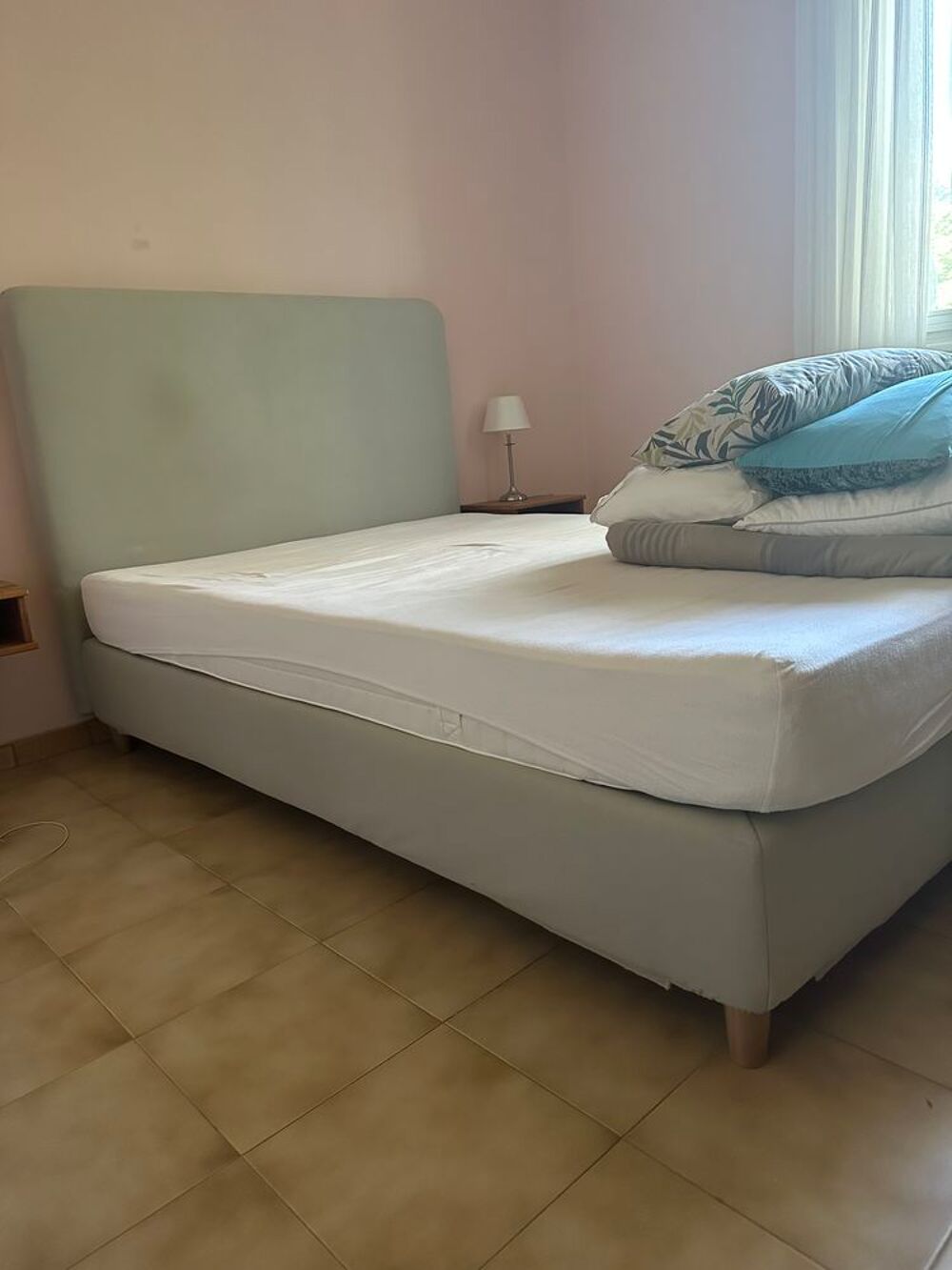 2 sommiers Kipli + matelas et prot&egrave;ges matelas. Meubles