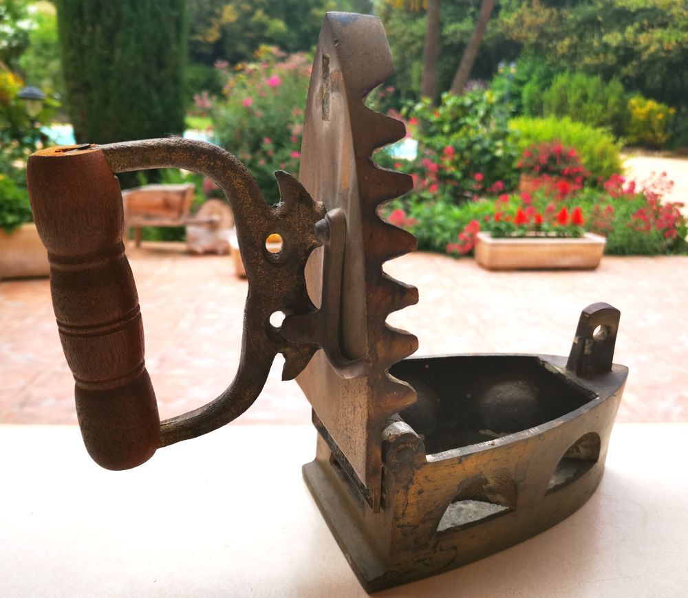 Fer &agrave; repasser ancien &agrave; braises - 20 Euros 