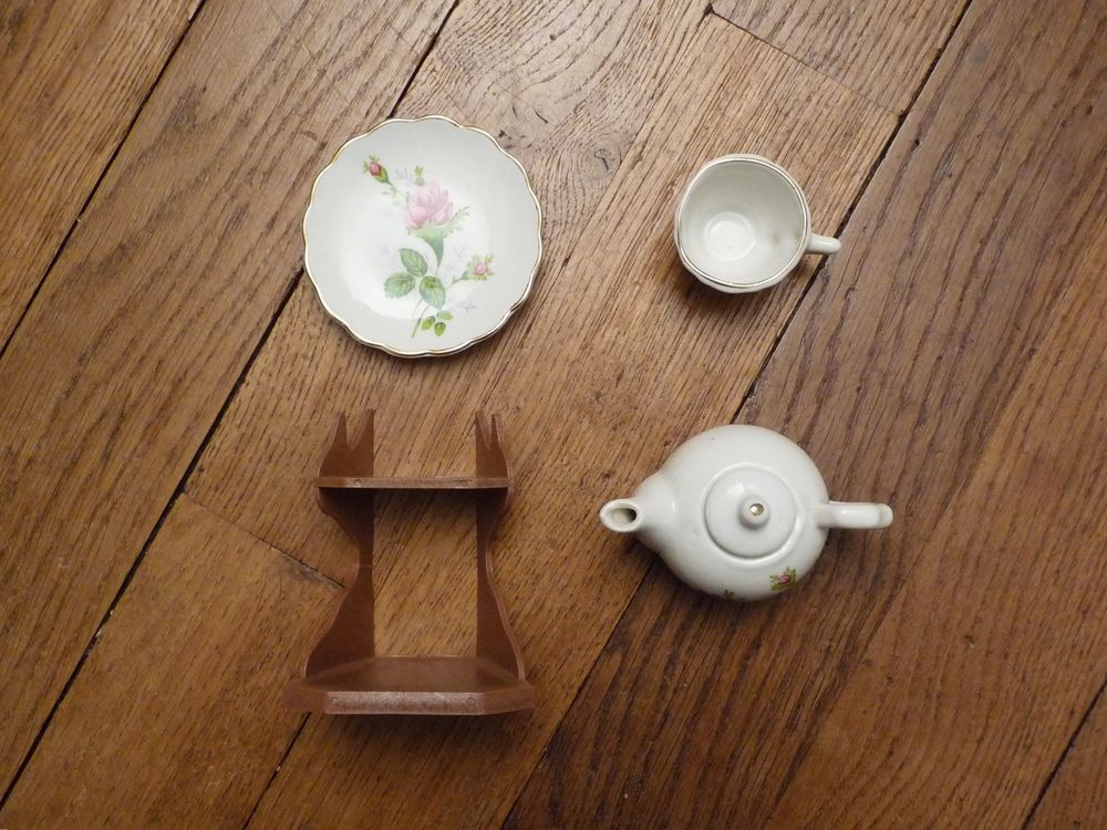 Service &agrave; Th&eacute; Miniature en C&eacute;ramique Blanc sur son Socle Décoration