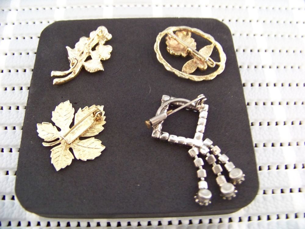 Broches Ann&eacute;es 1970 Bijoux et montres