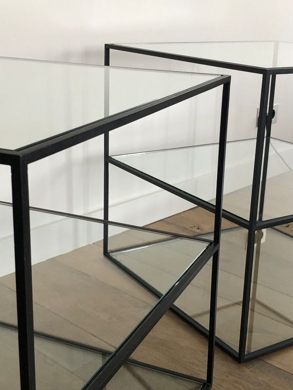 2 Bouts de canap&eacute;, design cubes 60 cms, 3 plateaux verres. Meubles