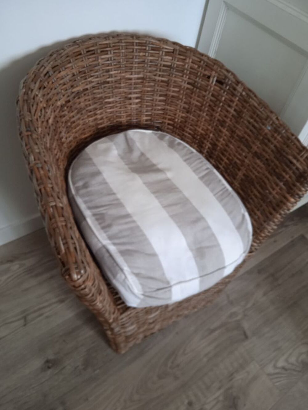  fauteuil osier pied plein avec coussin ray&eacute; beige tr&egrave;s bon Meubles